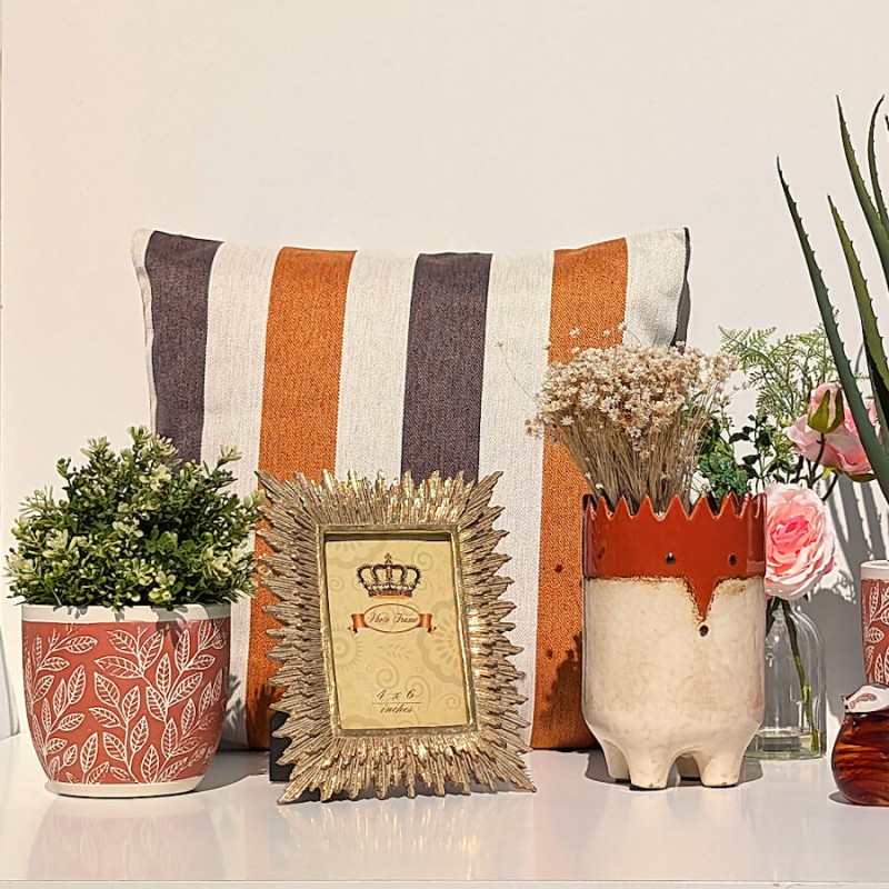 Mise en scène bureau avec cadre photo doré, fleurs séchées et accessoires aux tons naturels du catalogue Deco-Delight.