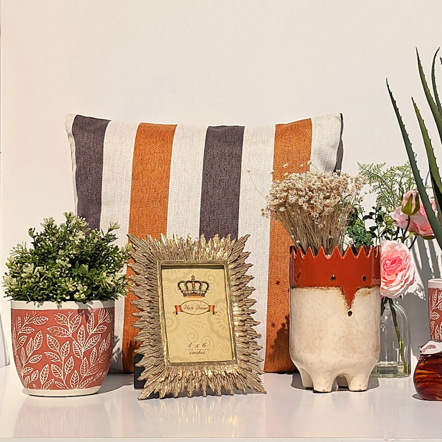 Mise en scène bureau avec cadre photo doré, fleurs séchées et accessoires aux tons naturels du catalogue Deco-Delight.