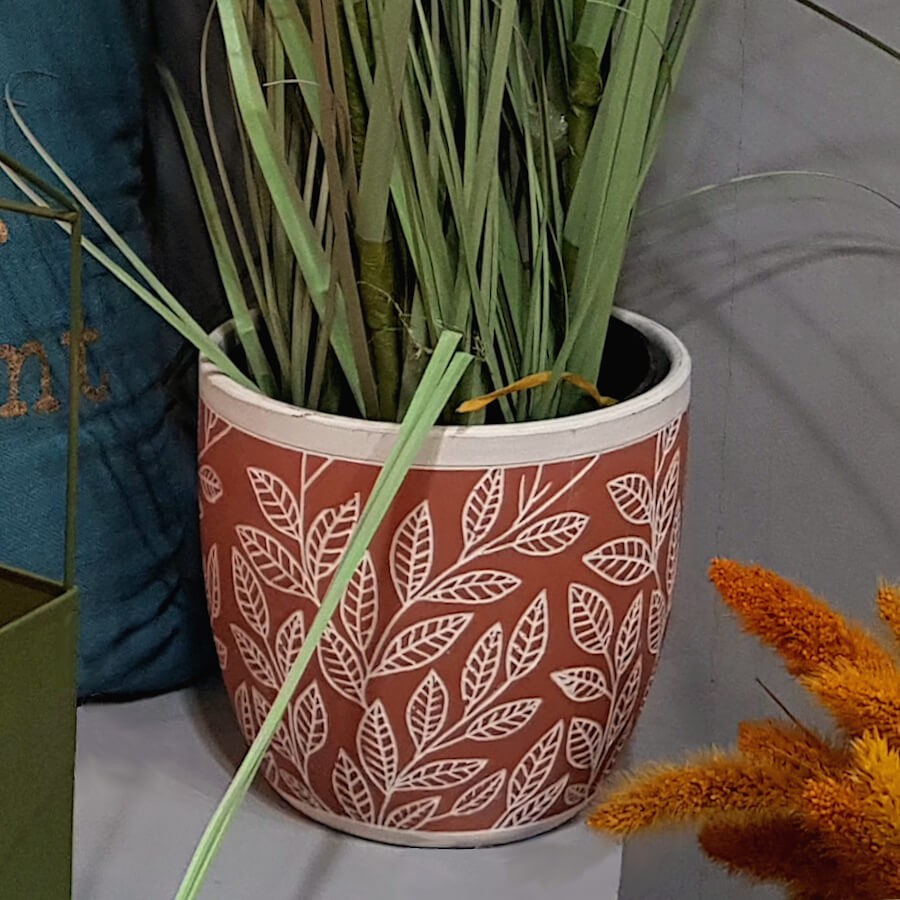 Ambiance végétale avec plante grasse installée dans le petit cache-pot texturé.