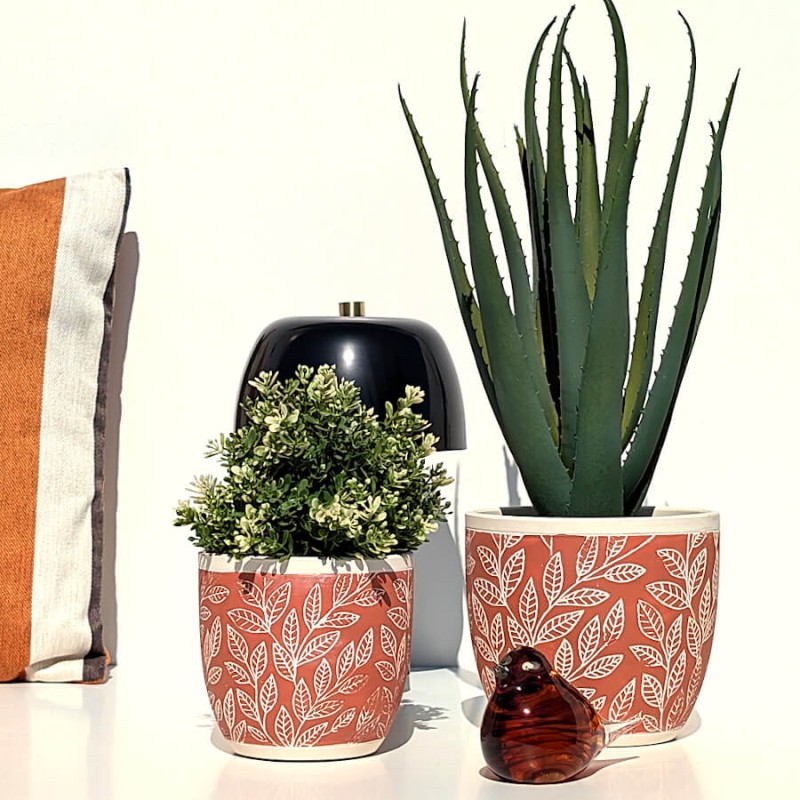 Décoration d'intérieur associant le cache-pot à la lampe LED noire et une statuette oiseau ambrée.