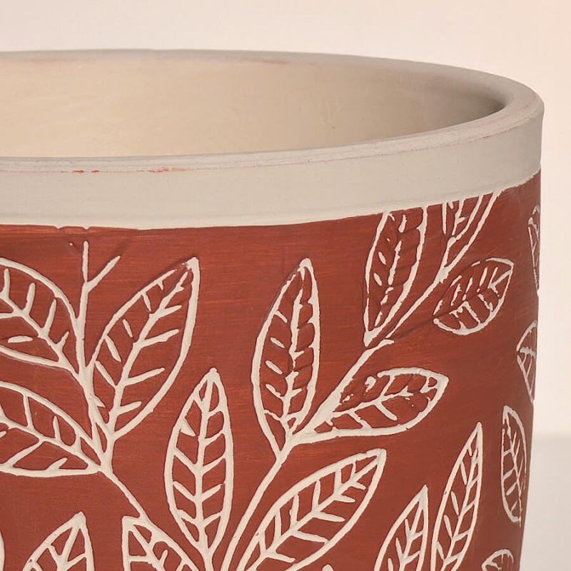 Gros plan sur la collerette blanche et la texture mate de la céramique travaillée.