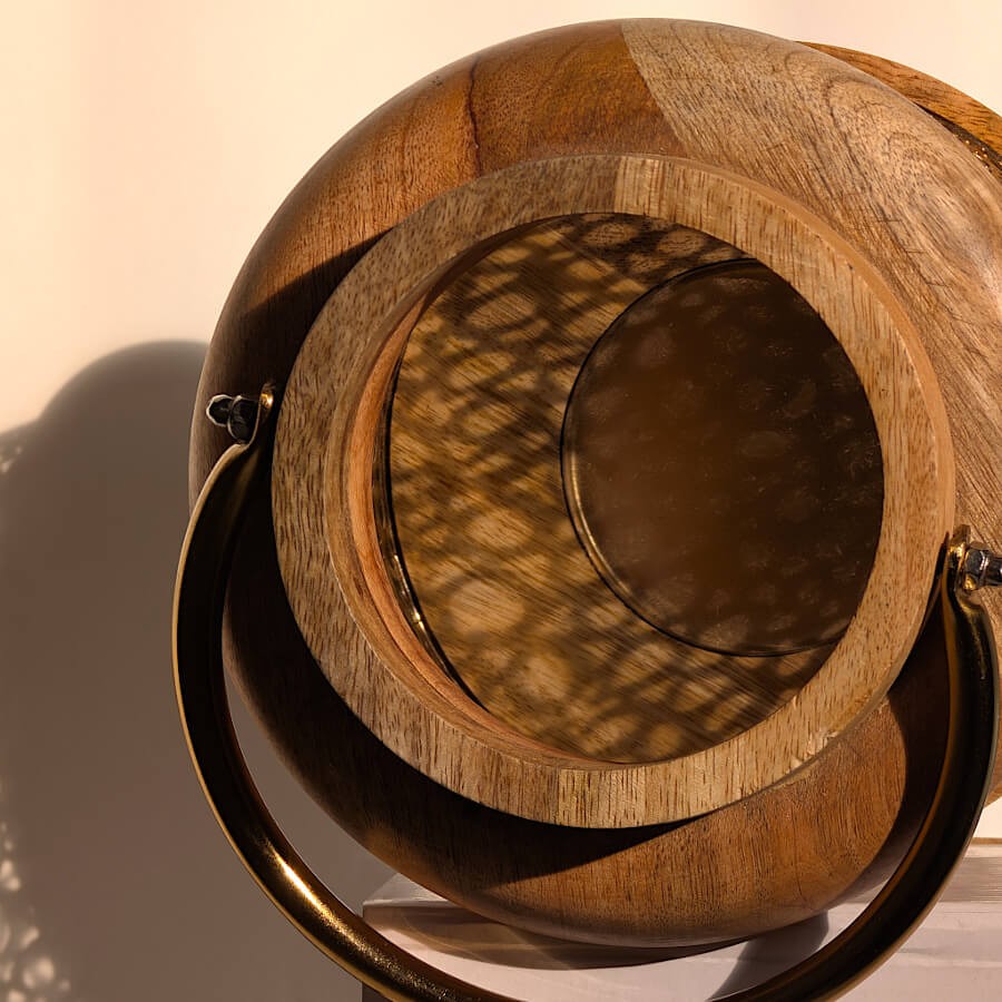 Vue plongeante de la lanterne montrant l'emplacement de la bougie et l'anse de transport dorée.