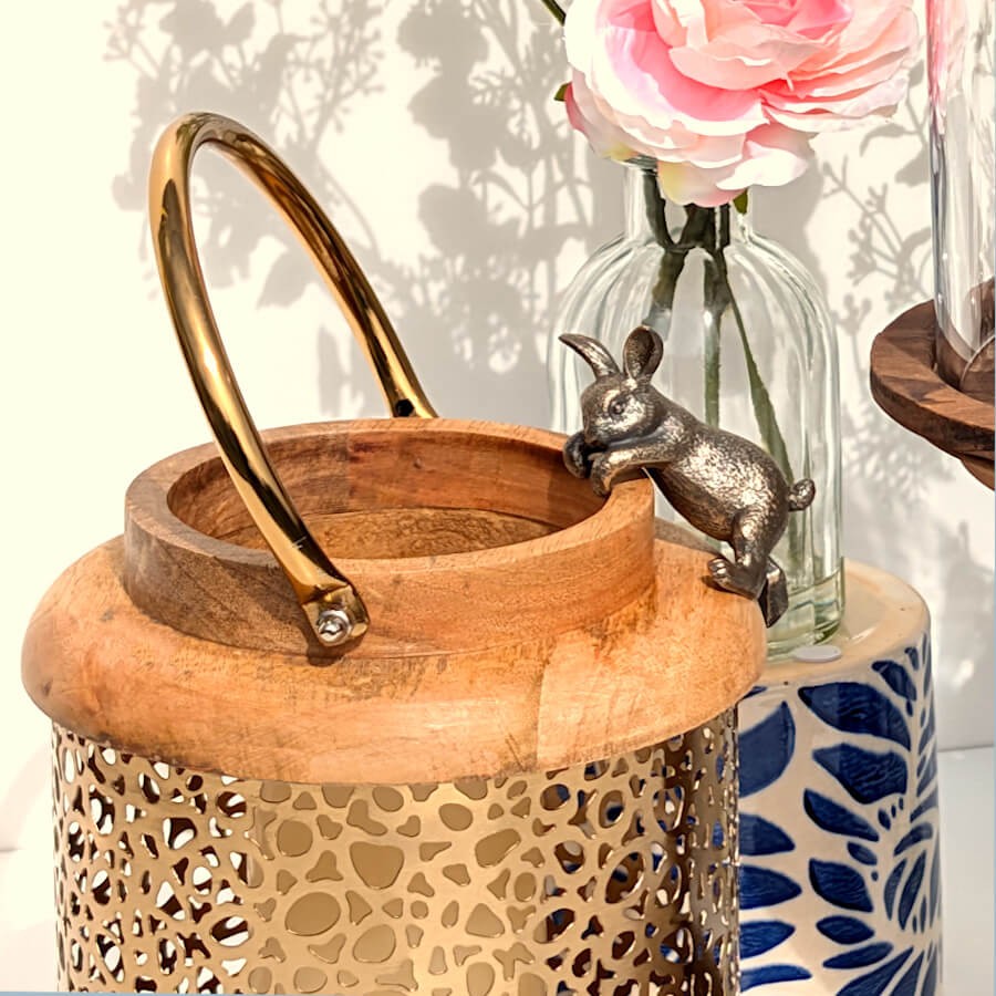 Lanterne présentée de trois-quarts pour apprécier ses volumes et le mélange des matières bois et métal.