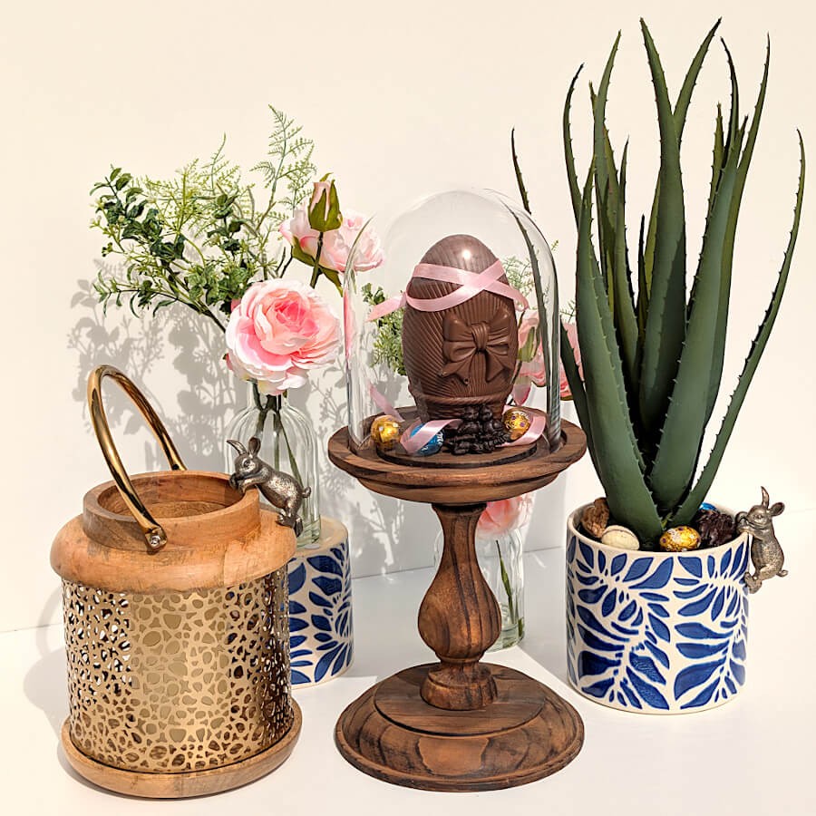 Ambiance exotique avec la lanterne, des plantes et des accessoires ethniques pour un style Jungle Chic.