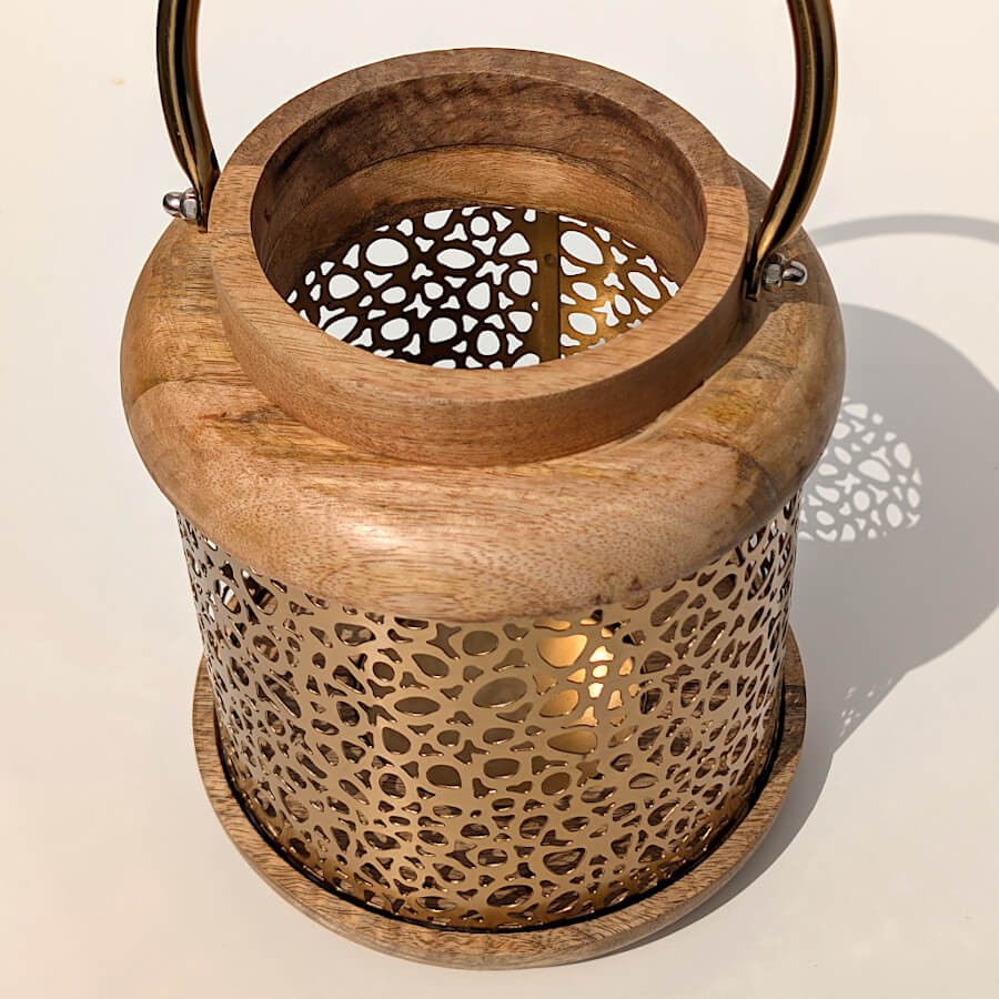 Vue en plongée montrant le support à bougie de 8 cm et la structure ajourée de la lanterne.