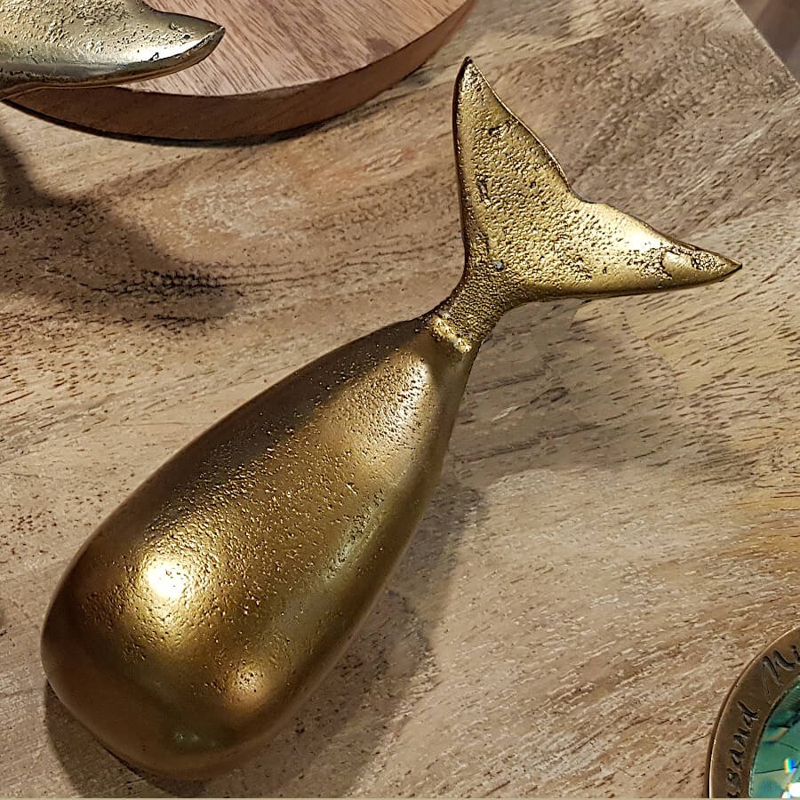 statuette-baleine-dore-patine-h8-metal-style-minimaliste