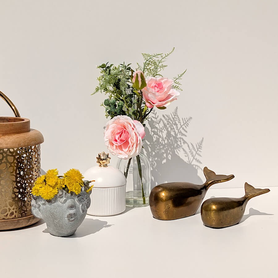 Composition décorative complète avec lanterne, fleurs et statuettes pour un style minimaliste.