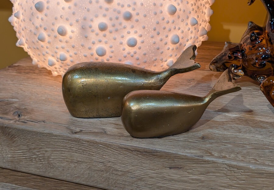 statuette-baleine-dore-patine-h8-metal-style-minimaliste