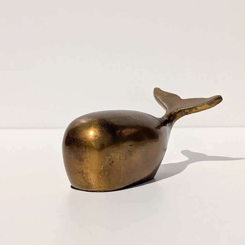 Grande baleine dorée L18 cm présentée de profil sur fond blanc, style minimaliste.