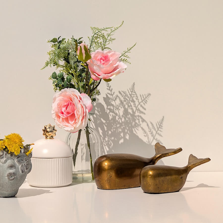 Duo de baleines avec vase blanc, pivoines roses et accessoires élégants de la collection Deco-Delight.