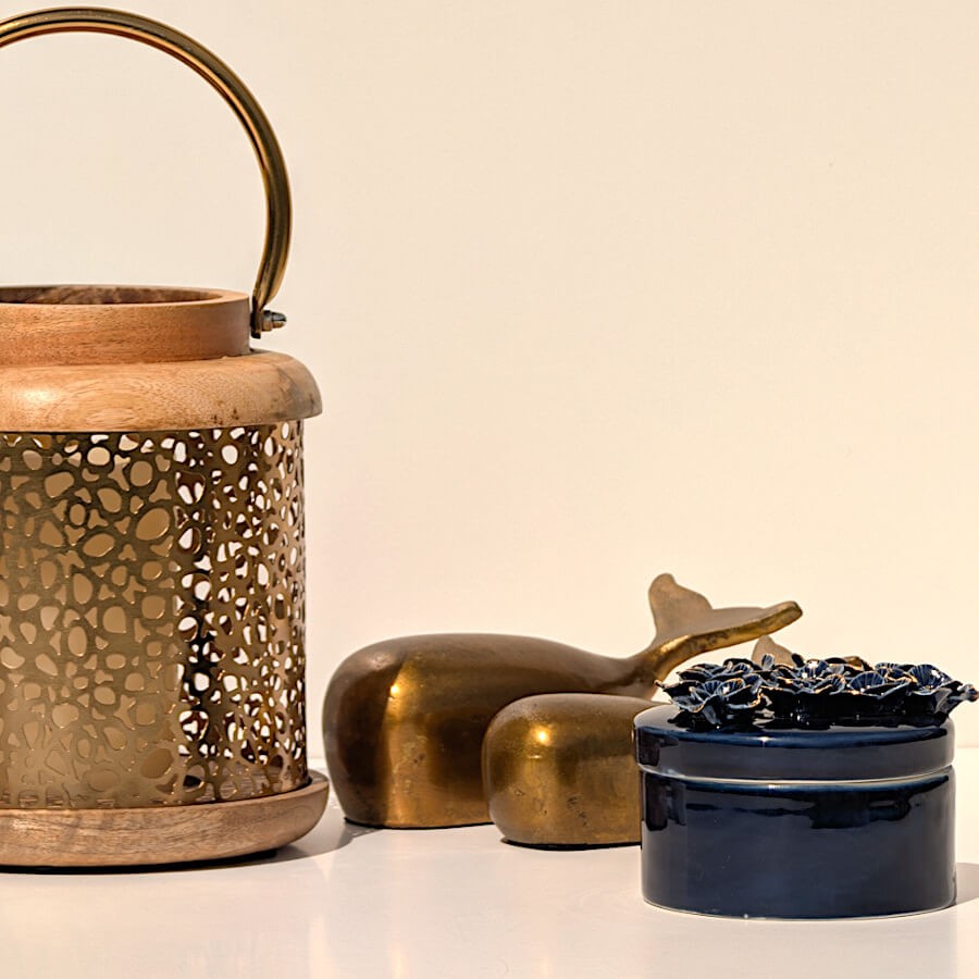 statuette-baleine-dore-patine-h8-metal-style-minimaliste