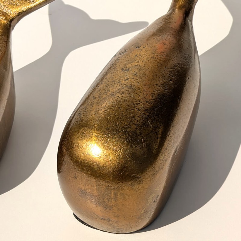 Zoom sur le corps de la grande baleine, mettant en valeur sa patine dorée antique.