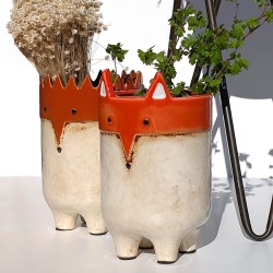 Ambiance campagne : pot renard garni de fleurs séchées sur une table en bois.