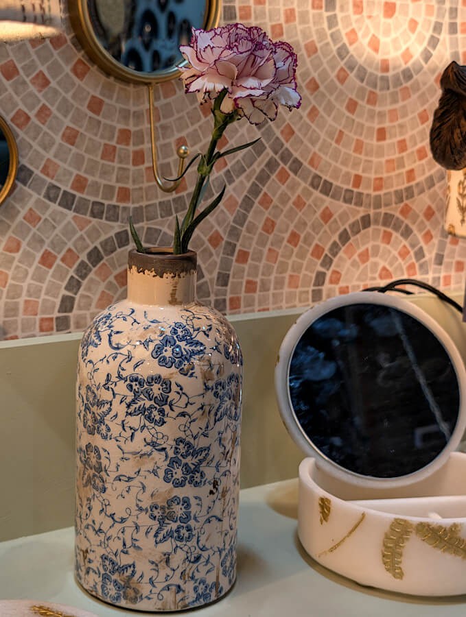 Vase-bouteille-motifs-fleuris-h23-bleu-emaille-artisanal