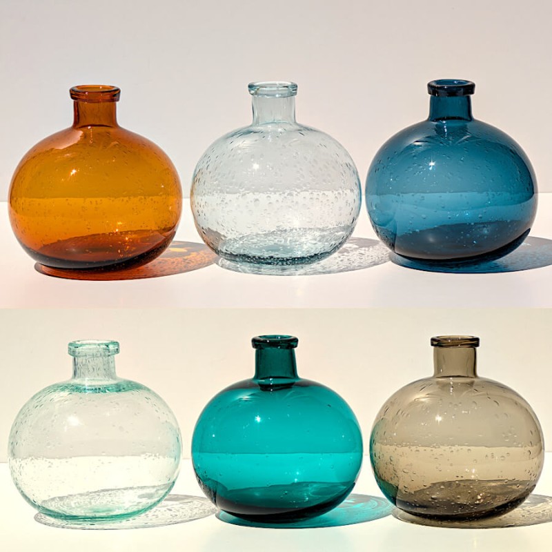 Les 6 teintes du vase boule en verre bullé, présentées côte à côte. Le choix Deco-Delight !