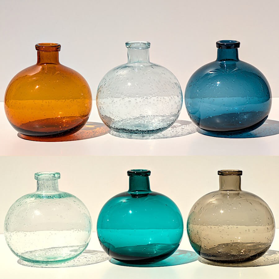 Les 6 teintes du vase boule en verre bullé, présentées côte à côte. Le choix Deco-Delight !