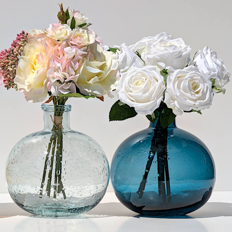 Duo de vases boules bleu & vert d'eau garnis de fleurs artificielles Deco-Delight,  créant une harmonie marine rafraîchissante.
