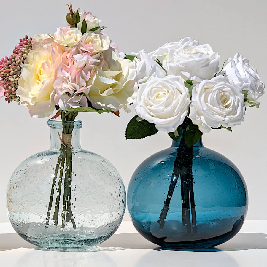Duo de vases boules bleu & vert d'eau garnis de fleurs artificielles Deco-Delight,  créant une harmonie marine rafraîchissante.
