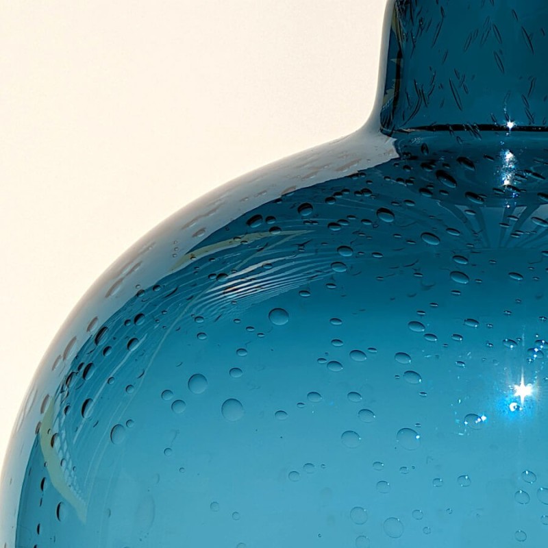 Gros plan sur les bulles d'air captives créant une texture organique unique.