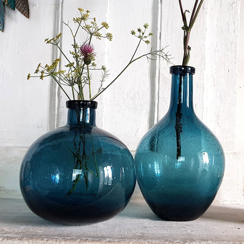 Mise en scène : le vase boule bullé associé à un vase bullé bleu effilé de notre collection.