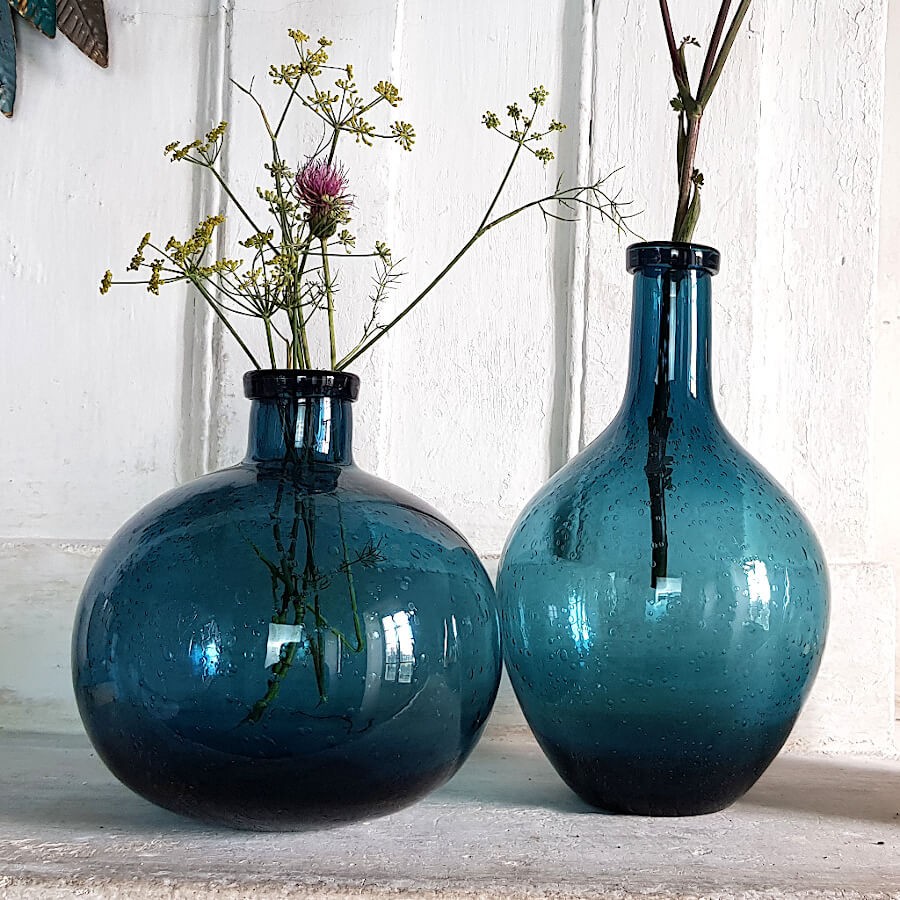 Mise en scène : le vase boule bullé associé à un vase bullé bleu effilé de notre collection.
