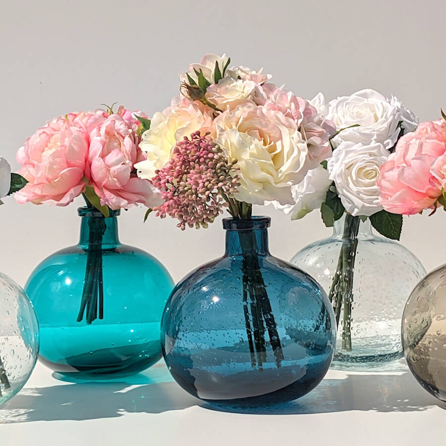 Les vases en verre bullé sont l'accessoire déco idéal pour mettre en valeur vos fleurs de taille moyenne.