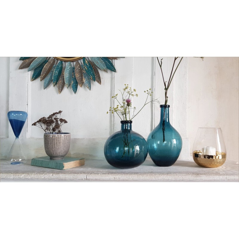 Mise en scène présentant le vase en verre bullé bleu avec des accessoires déco originaux de la collection Deco-Delight.