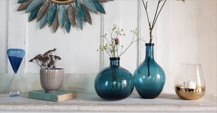 Mise en scène présentant le vase en verre bullé bleu avec des accessoires déco originaux de la collection Deco-Delight.