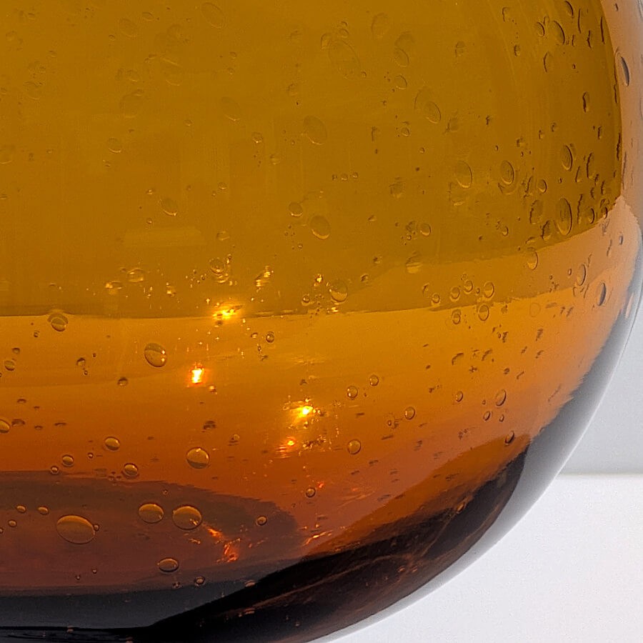 Gros plan sur les bulles d'air captives créant une texture organique unique.