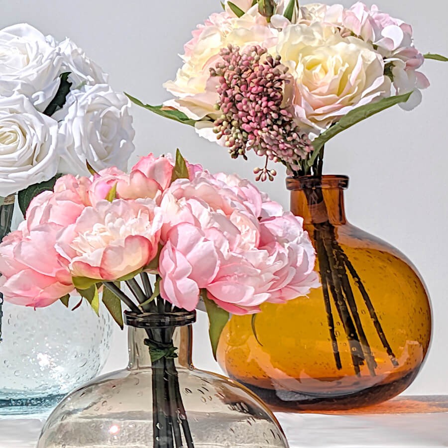Le vase rouille associé à des végétaux pour un contraste naturel élégant.