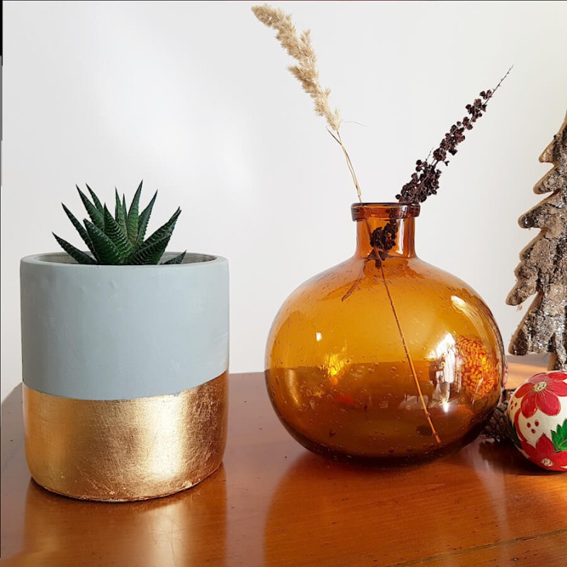 Le vase en verre bullé rouille est l'accessoire idéal sur un bureau pour une décoration intérieure chaleureuse.