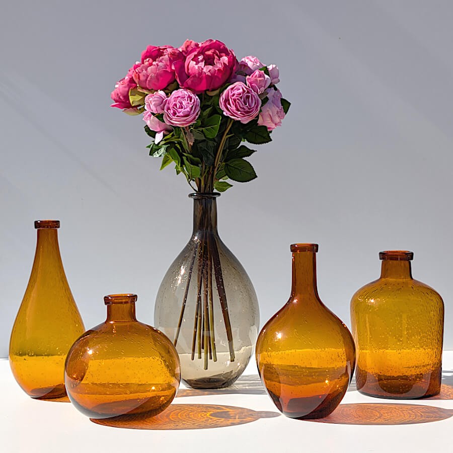 Notre collection de vases en verre bullé de coloris rouille avec ses teintes ambrées. Lequel est fait pour vous ?