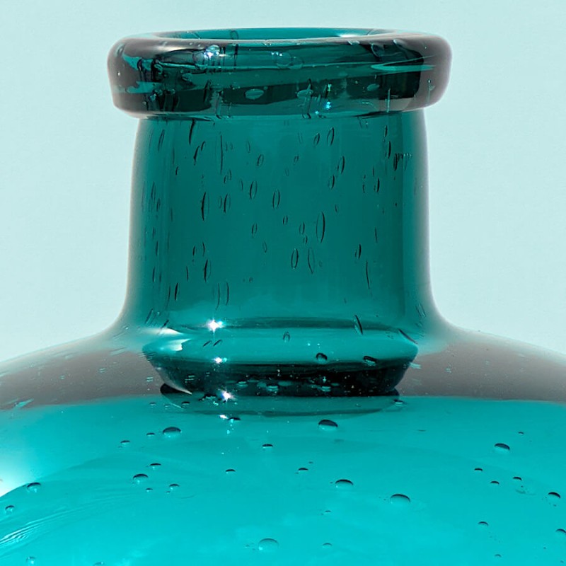 Détail du col étroit soulignant l'aspect cristallin du verre turquoise.
