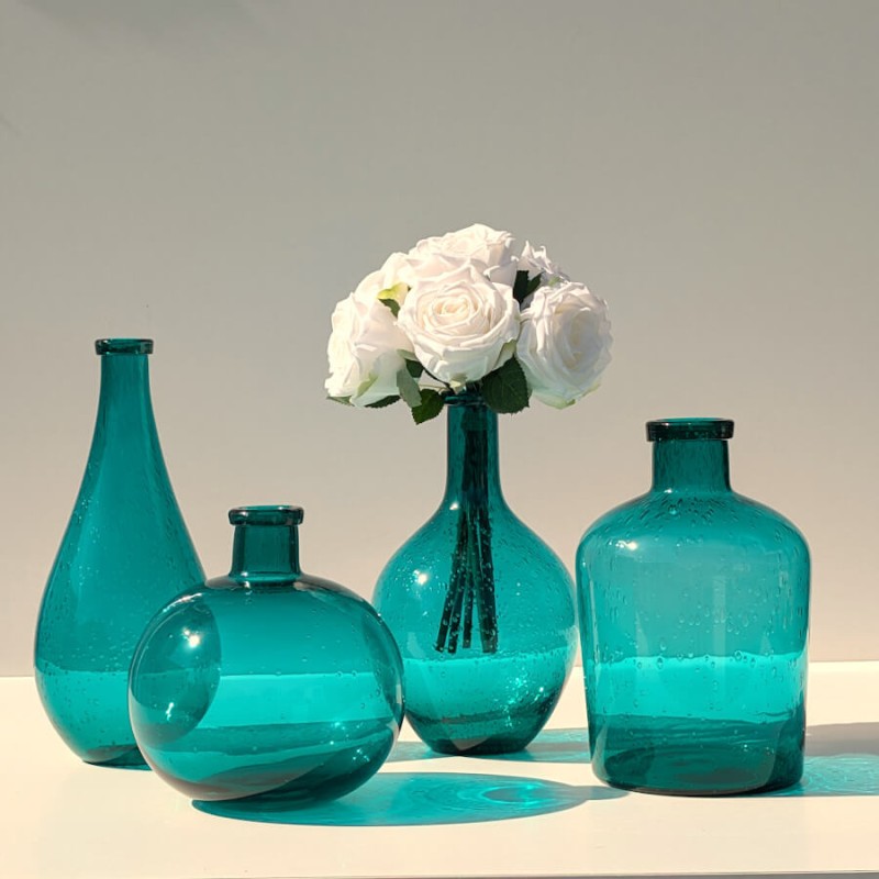 Notre collection de vases en verre bullé de coloris turquoise avec ses teintes bleutées. Difficile de choisir !