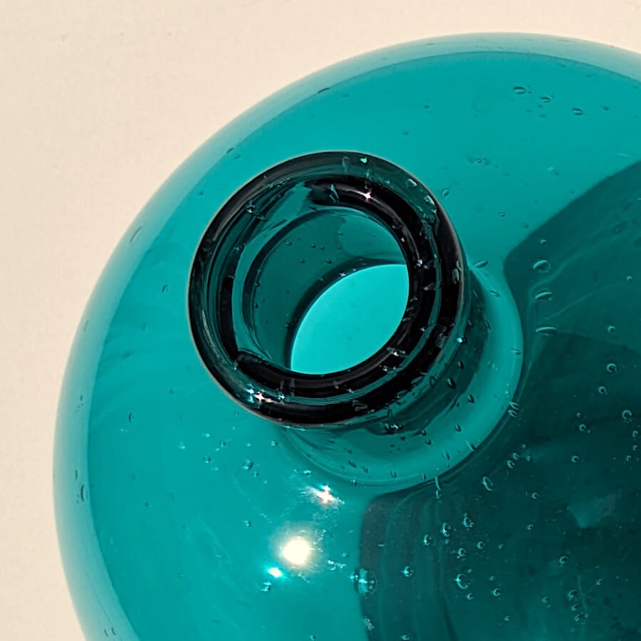 Vue de dessus du col du vase turquoise, montrant la finition artisanale du verre soufflé