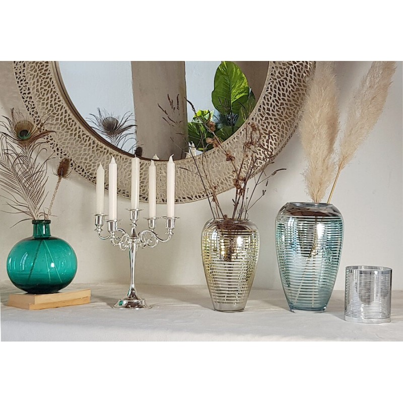 Mise en scène chic avec le vase en verre bullé, des vases lignés or et turquoise, un miroir, sur une cheminée.