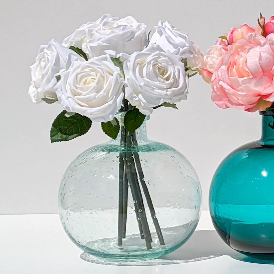 Le vase vert d'eau en situation : une élégance discrète pour sublimer les roses blanches de la collection Deco-Delight.