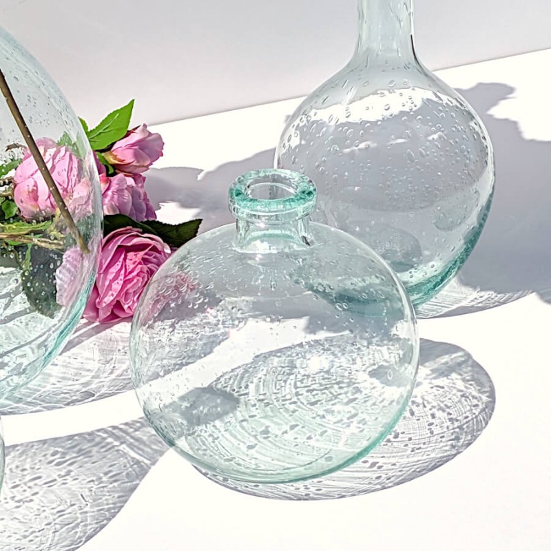 Focus sur la transparence cristalline du verre bullé, idéal pour laisser passer la lumière.