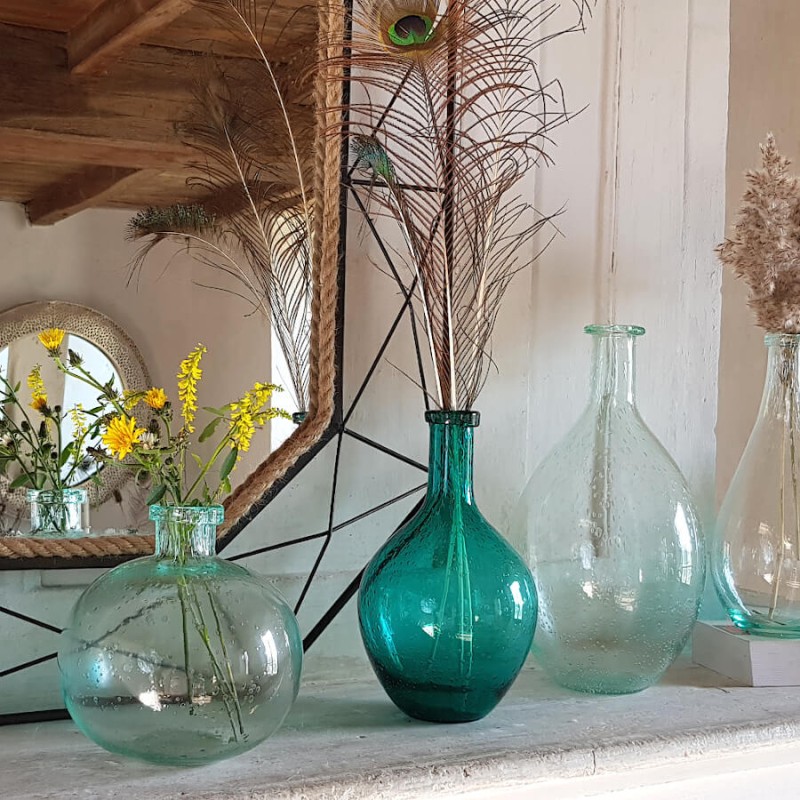 Mise en scène sur un dessus de cheminée avec le miroir en métal filaire et corde et d'autres vases Deco-Delight.