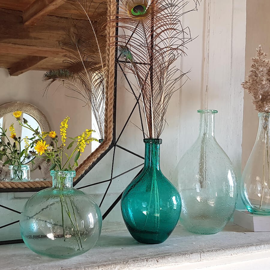 Mise en scène sur un dessus de cheminée avec le miroir en métal filaire et corde et d'autres vases Deco-Delight.
