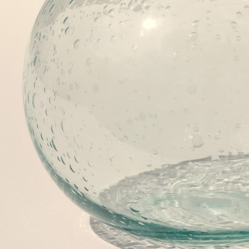 Zoom sur le flanc arrondi du vase et ses irrégularités organiques.
