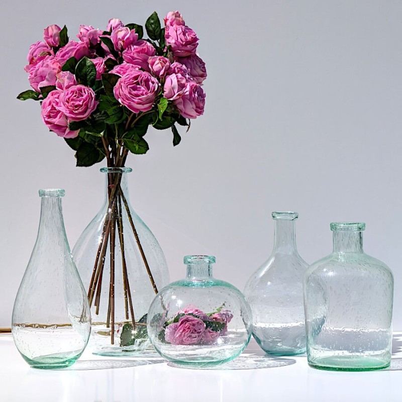 Les formes variées de nos vases en verre bullé de teinte vert d'eau, prêtes pour vos cérémonies estivales !