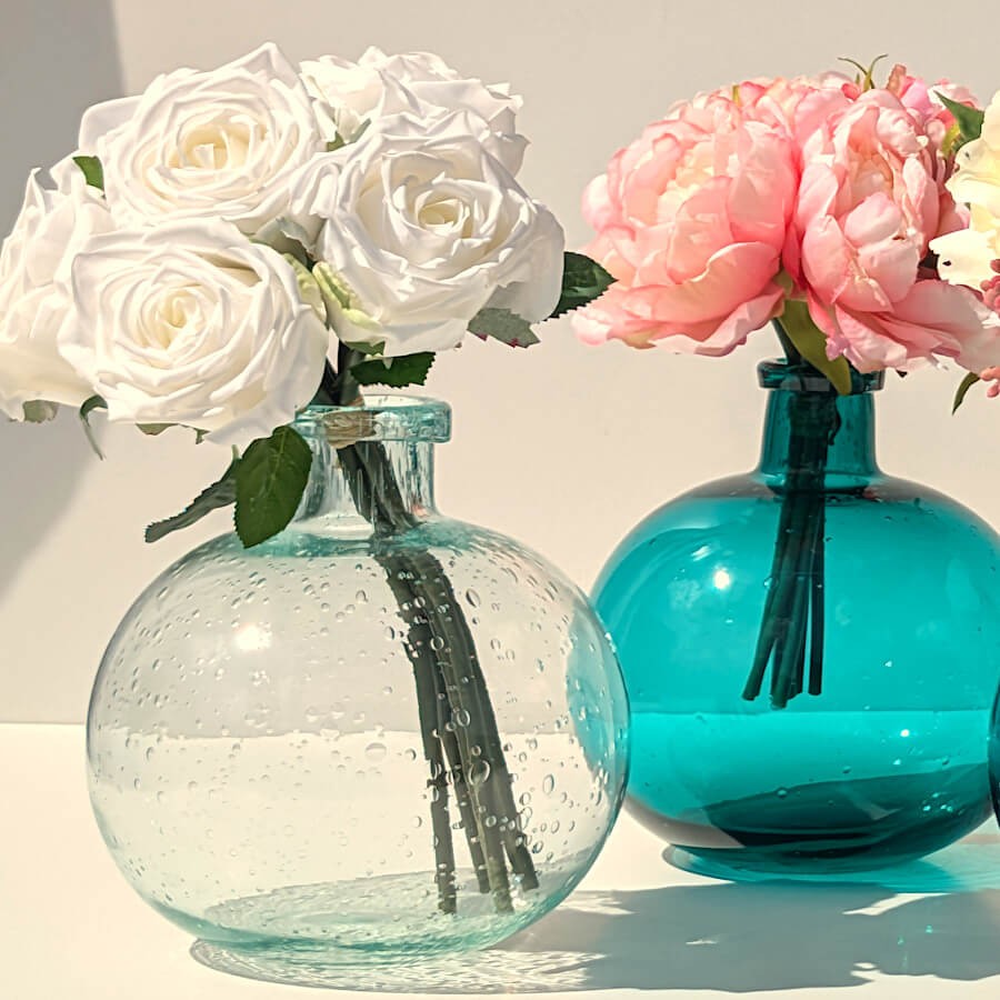 Duo de vases boules en verre bullé pour illustrer l'effet de groupe et de transparence.