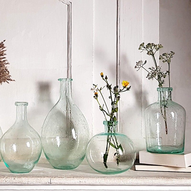 Collection de vases en verre bullé vert d'eau pour un style Campagne Chic apaisant.