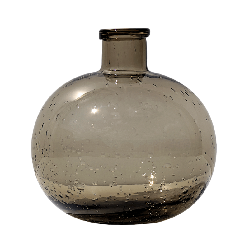 Vase en verre bullé teinte marron, hauteur 18,5 cm et diamètre 18 cm, sur un fond blanc.