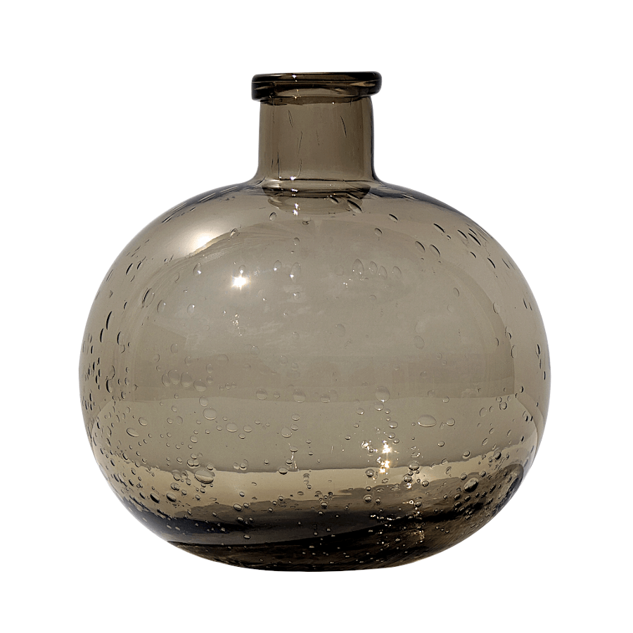 Vase en verre bullé teinte marron, hauteur 18,5 cm et diamètre 18 cm, sur un fond blanc.