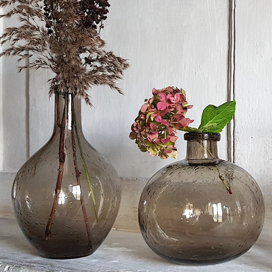 Duo de vases en verre bullé de teinte marron, le vase boule avec le grand vase effilé, pour un style Campagne.