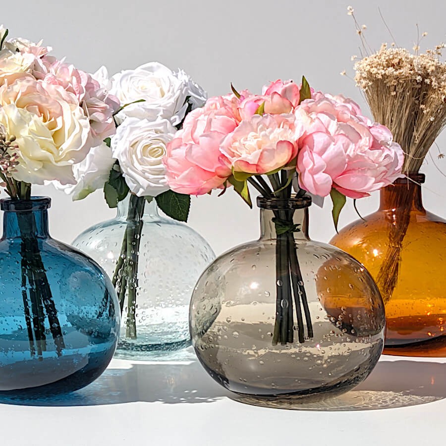 L'accumulation des teintes du vase boule en verre bullé crée une atmosphère de fête.