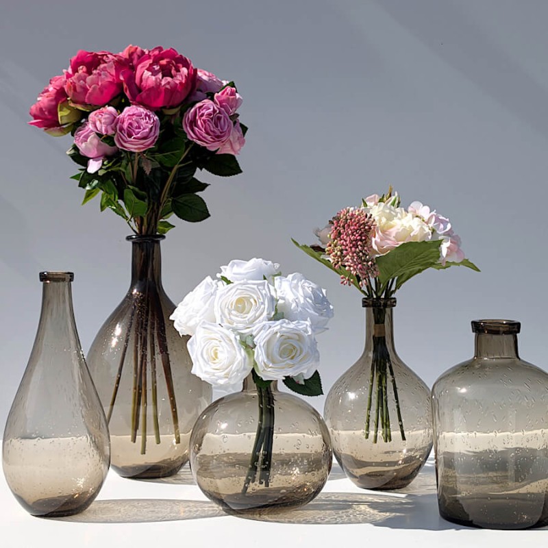 Style Chic garanti avec notre collection marron de vases en verre bullé de différentes formes.