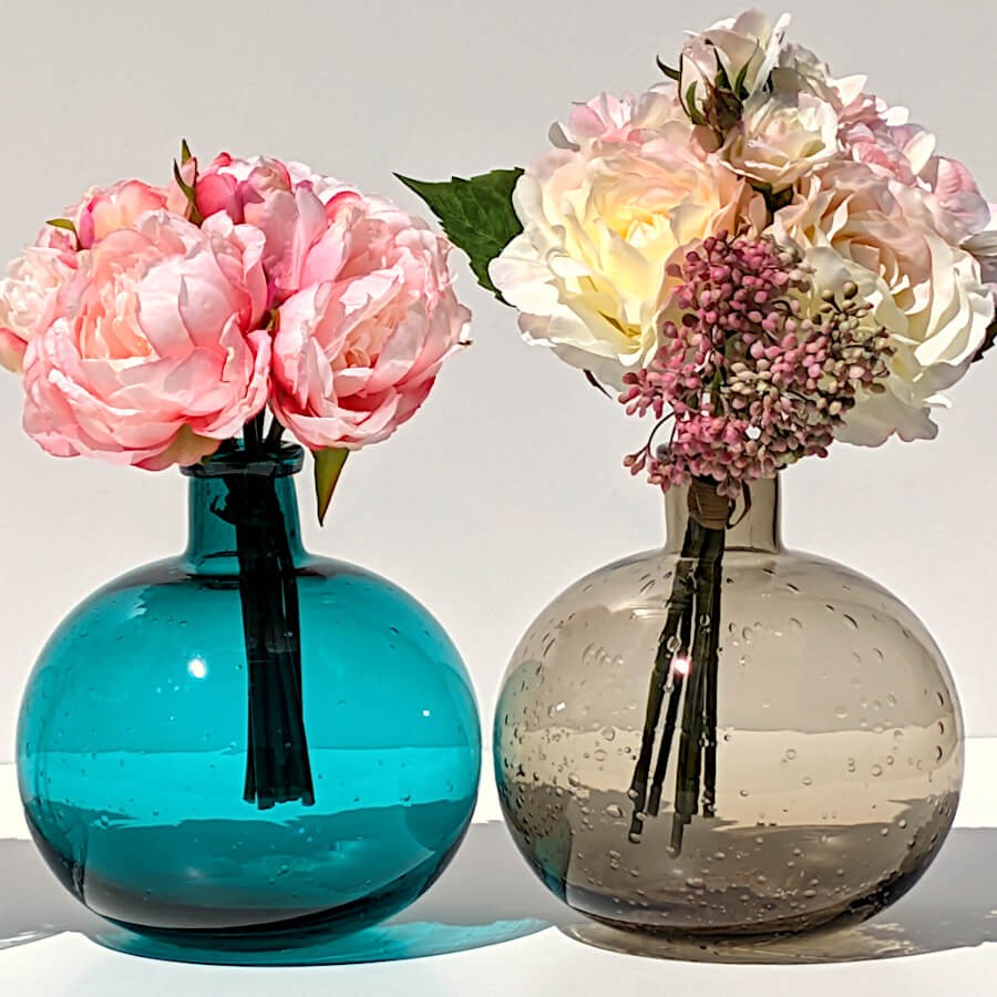 Duo chic : l’éclat du bleu rencontre la douceur du marron pour magnifier ces pivoines. Un équilibre parfait et naturel.